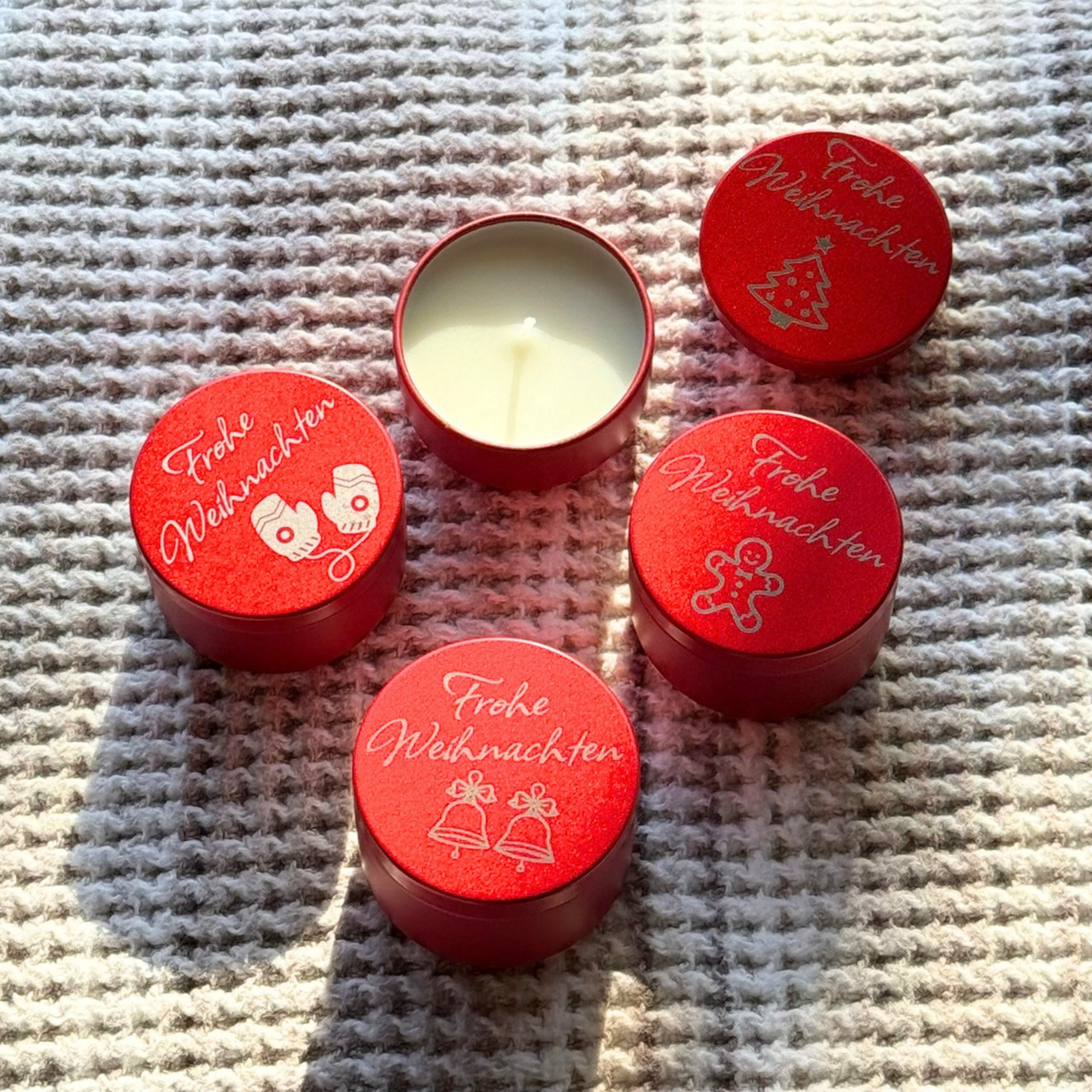 Rote Duftkerze mit Weihnachtsdesign – Blumenwiesen